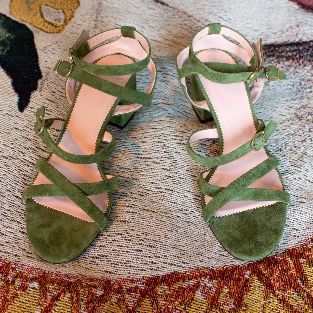 Olive Buckled midheel Sandals in suede